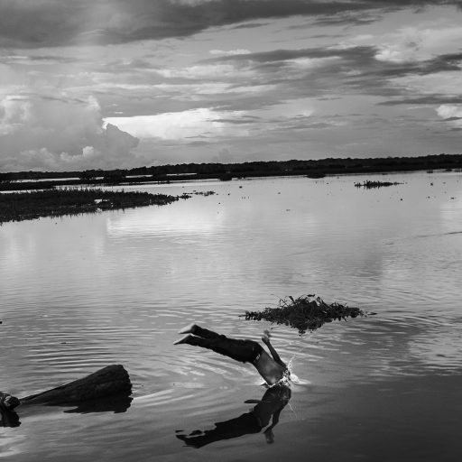 In May, 2015, Aladino jumps in the Ampiyacu, tributary of the Amazon River, in the Peruvian Amazon. Aladino is a native shaman and a natural healer from the ethnic group called Boras. The duty of a Bora shaman is to take care of their people by healing, advising and keeping their culture and traditions alive, which Aladino does intensely each day of his life. Late afternoons are the perfect time to clean his body from daily chores and to start the evening events such as the healing sessions, when he has patients, or connecting to ancient’s spirits.