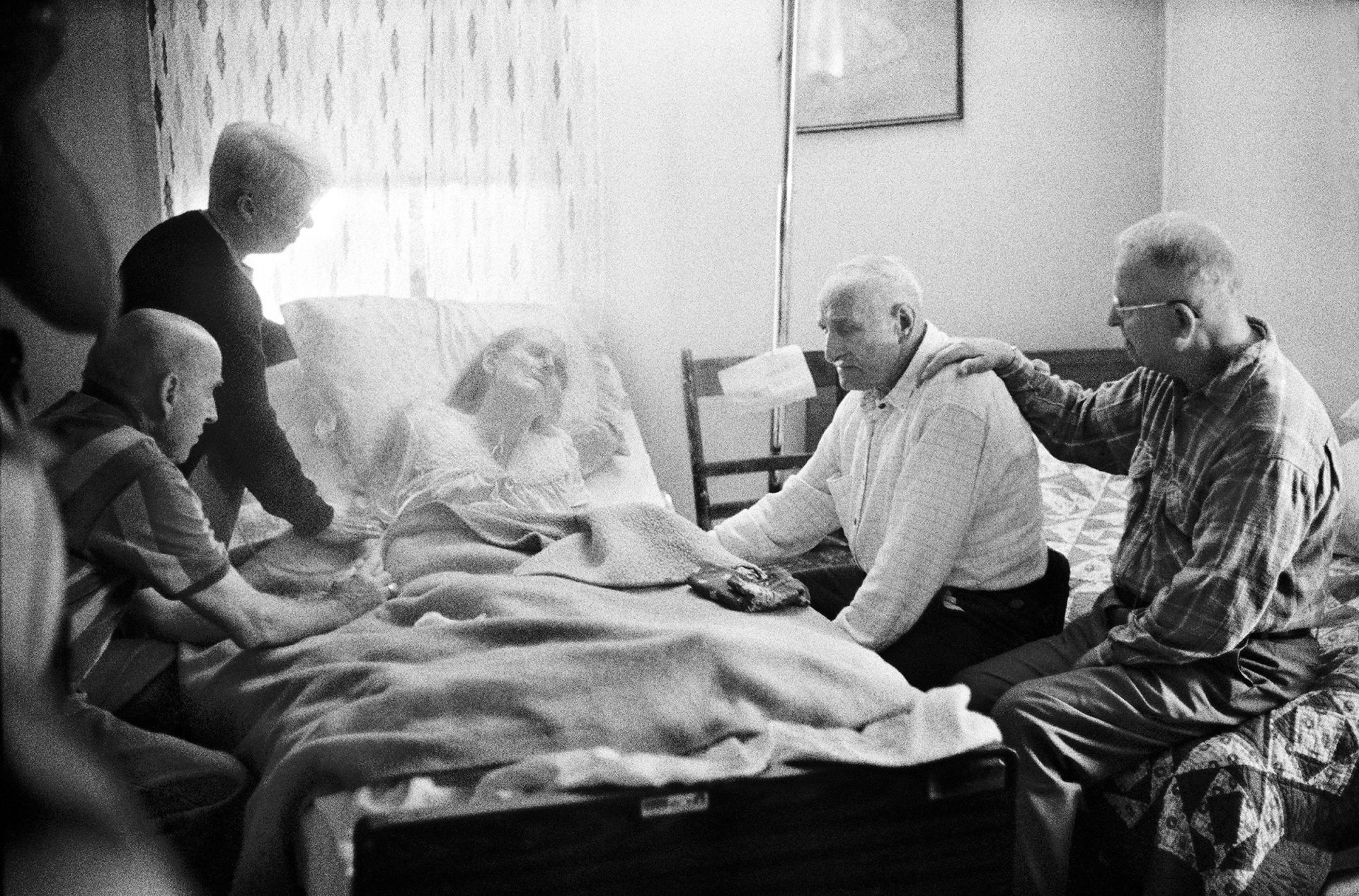 Maxine Peters, 90, passes away at home, surrounded by her family, friends and hospice aides, In rural West Virginia. 2000. © Ed Kashi / VII.