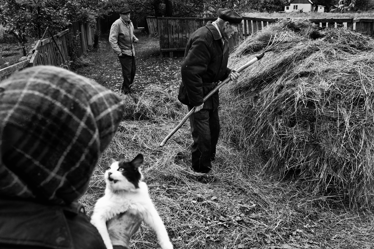 Farmers in Straholesie, Chernobyl region, Ukraine. ©Maciek Nabrdalik / VII