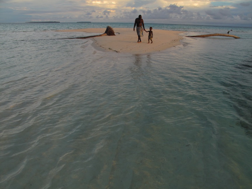 Climate change: people from the Carteret Atolls are already moving to the mainland. They have been called the world’s first climate refugees. Carteret Atolls, Papua New Guinea, 2009. © Ben Bohane