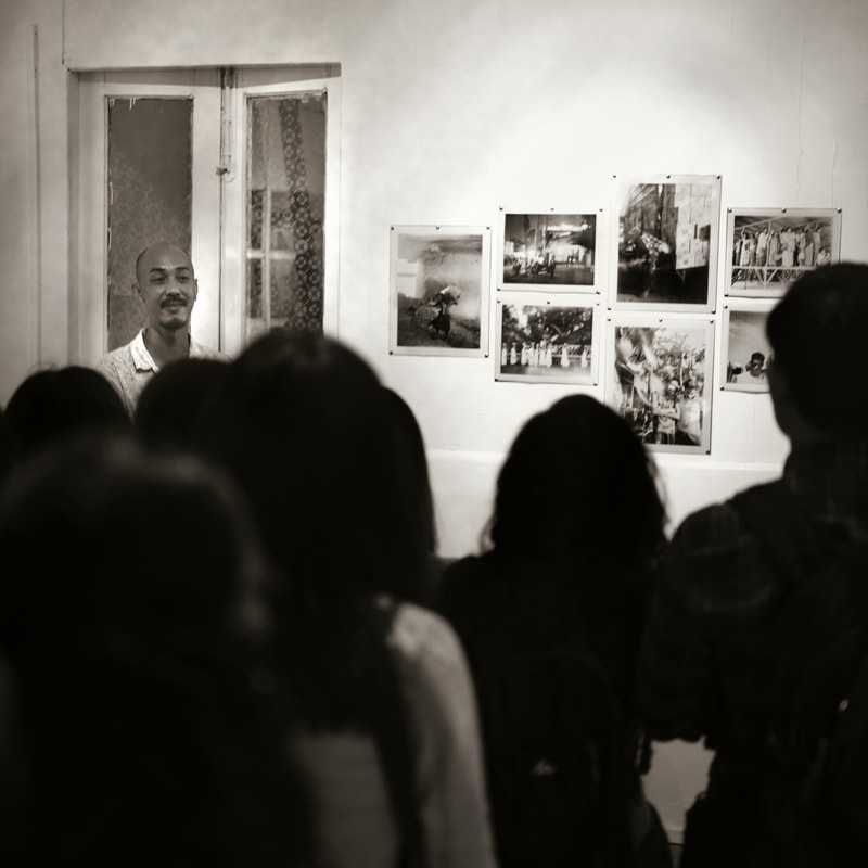 Tawatchai Pattanaporn presenting his work at the final night exhibition in Rangoon. ©Philip Blenkinsop / VII 