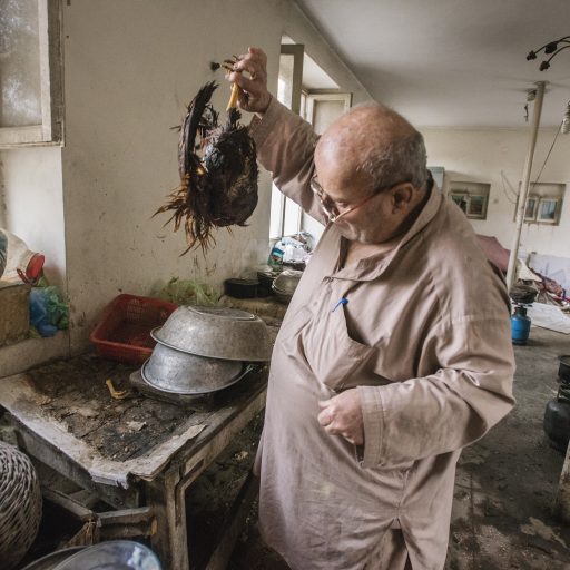 Afghanistan, Kabul, 2014-10-29. Zabulon Simantov, the last Jew in Afghanistan, decided to stay in the country despite the Taliban’s seizure of power in 2021. He will continue to look after his synagogue. In the photo, Zabulon Simantov prepares a chicken for dinner in his kitchen in Kabul. ©Oleksandr Rupeta for the VII Mentor Program.