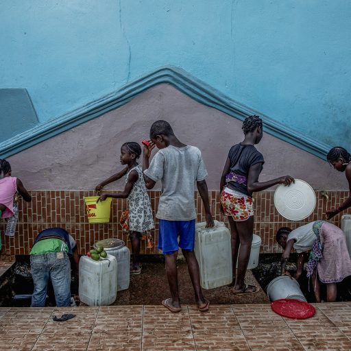 Canchungo Guinea Bissau, March 22nd, 2017. Children filing water buckets at the towns fountain. © Adriana Zehbrauskas for UNICEF.