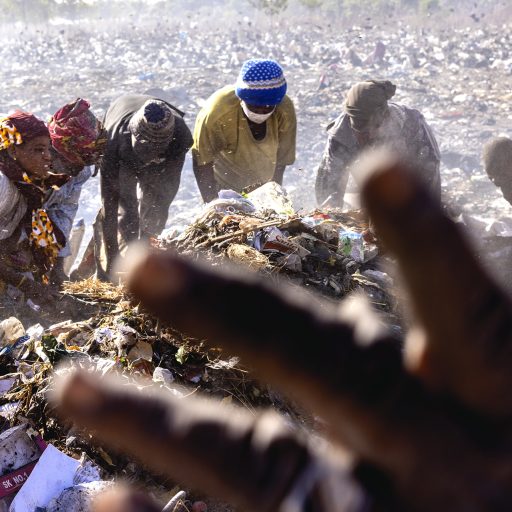 Mali, Bamako. Every morning, as soon as the garbage trucks unload at the Faladié landfill, the displaced people from the Faladié camp rush to the landfill to find what they can resell in order to survive. © Pascal Maitre.