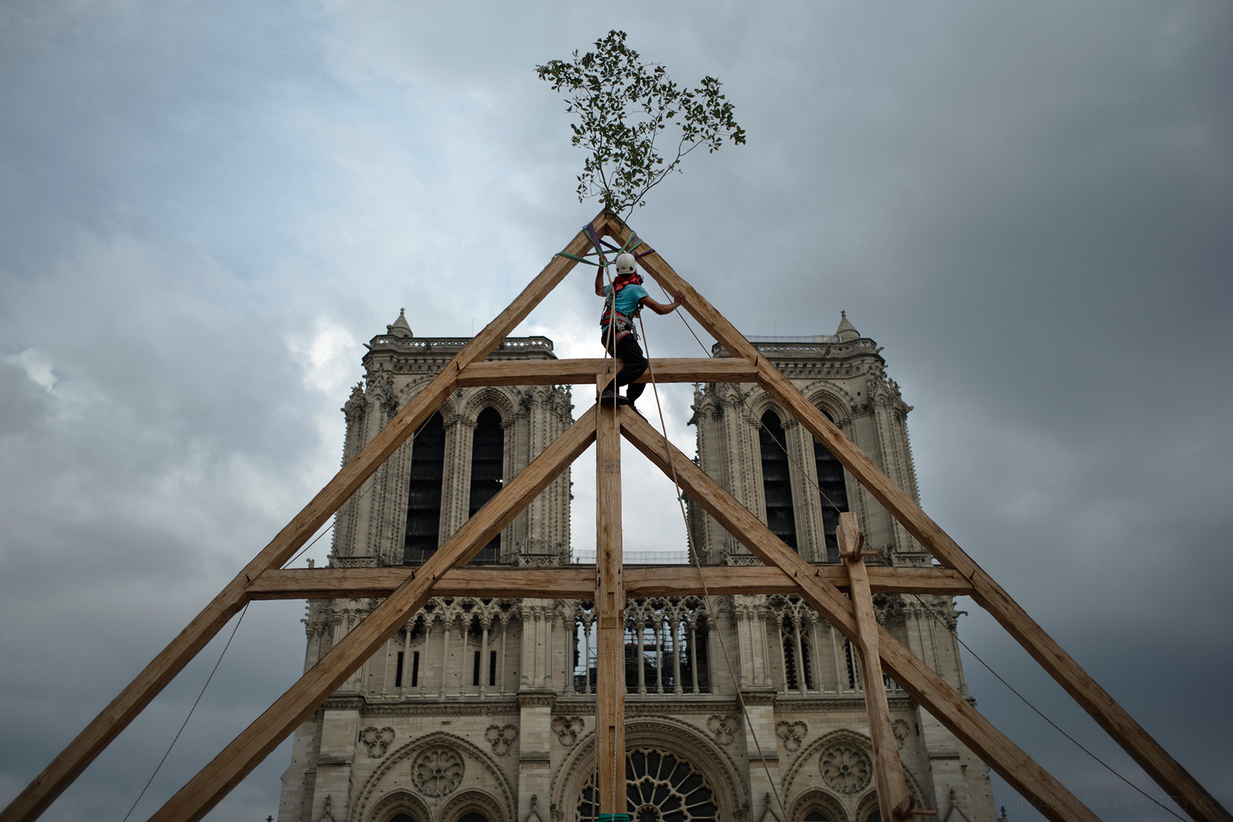 The presentation of a roof truss built by hand, using only medieval tools. Paris, September, 2020. © Tomas van Houtryve / VII.