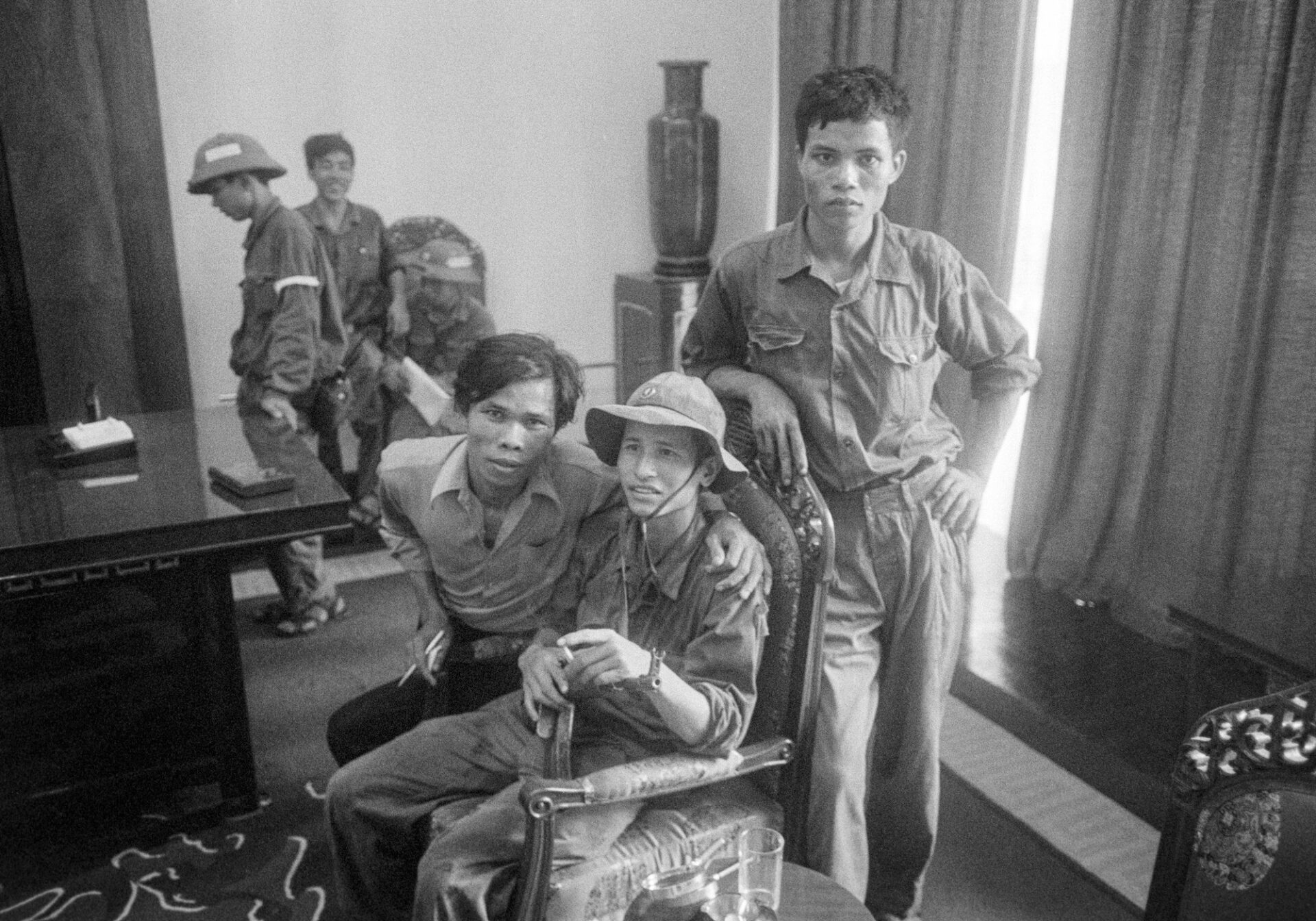 Communist troops encircle Saigon on April 29, 1975, as the fall of the South Vietnamese capital becomes imminent. The last American citizens, including journalists, are ordered to leave the city by noon. / Le 29 avril 1975, les troupes communistes encerclent Saïgon, la chute de la capitale du Sud Vietnam est imminente. Les derniers ressortissants américains, y compris les journalistes, doivent quitter la ville avant midi. Photo by Hervé Gloaguen/Gamma Rapho