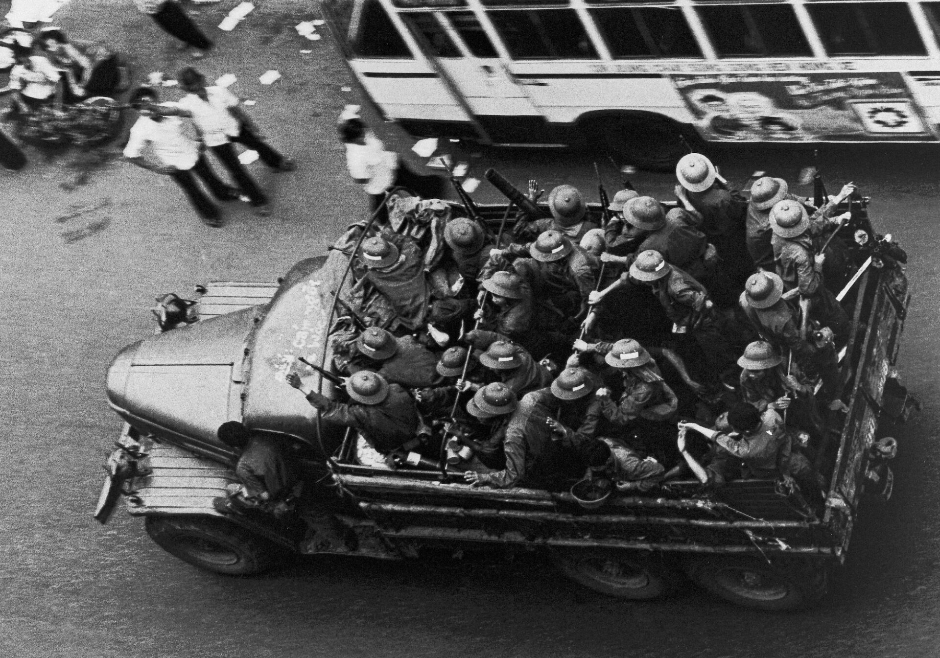 North Vietnamese soldiers enter Saigon in 1975 as the city falls. / Les soldats nord-vietnamiens entrent à Saigon en 1975 alors que la ville tombe. Photo by Françoise Demulder/Succession Demulder/Roger-Viollet.