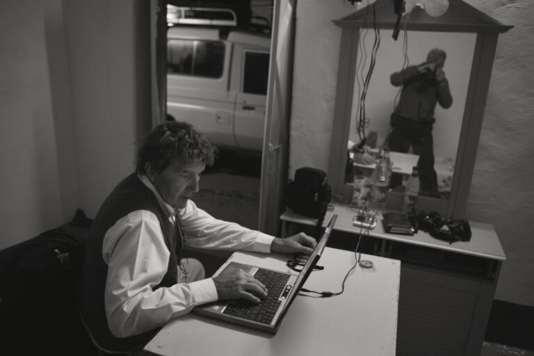 Rod Nordland (l) and Gary Knight (r) under house arrest in Darfur, April 7th, 2007.