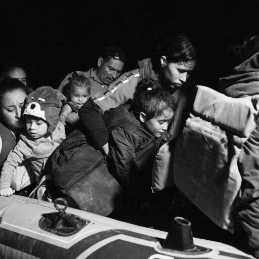 Migrants arrive to American soil after floating across the Rio Grande River from Mexico. © Svet Jacqueline.
